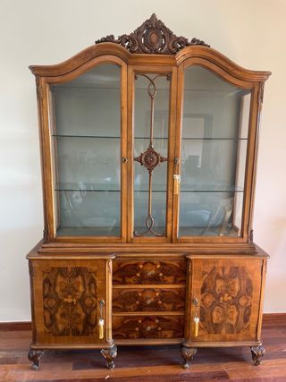 Vitrina de madera antigua