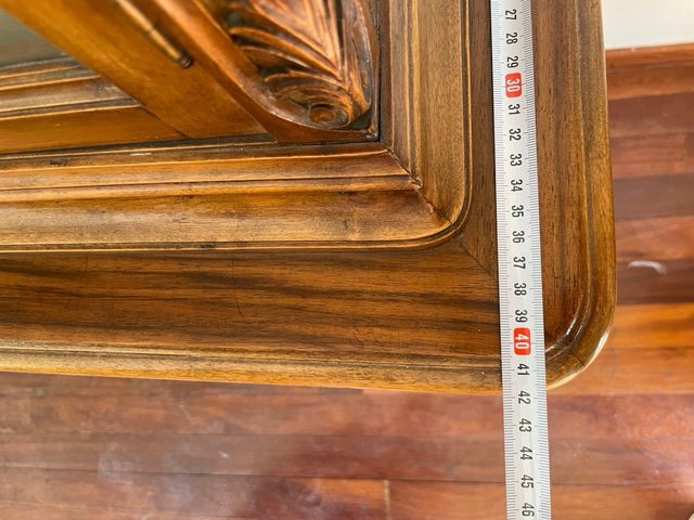 Vitrina de madera antigua