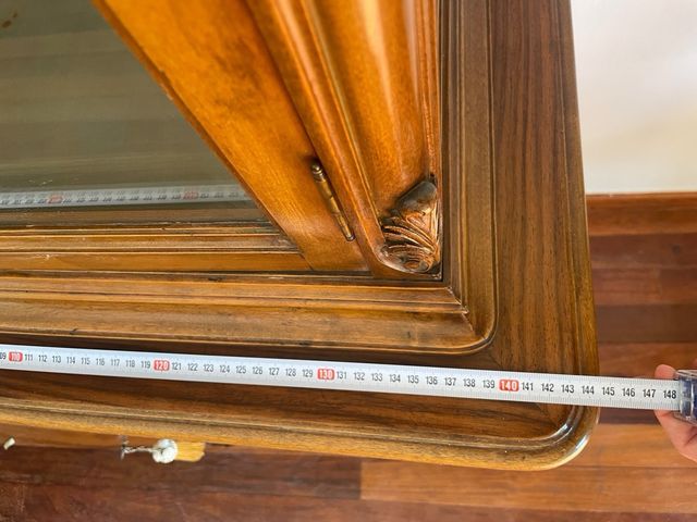 Vitrina de madera antigua