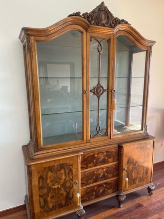 Vitrina de madera antigua