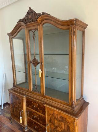 Vitrina de madera antigua