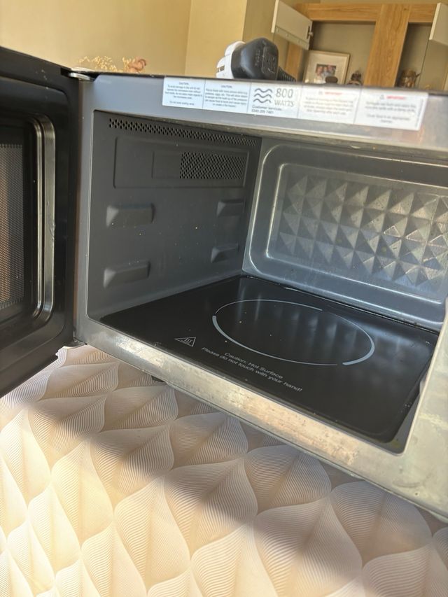 Microondas Russell Hobbs 23L Negro