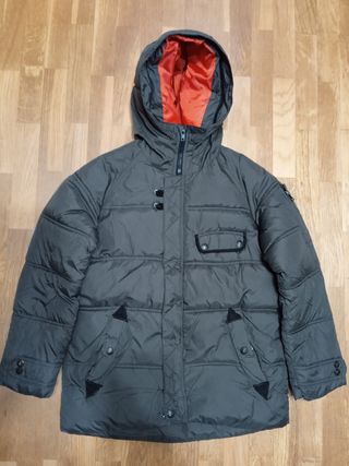 Chaqueta de invierno con capucha.
Talla 9-10 años