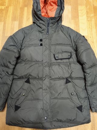 Chaqueta de invierno con capucha.
Talla 9-10 años