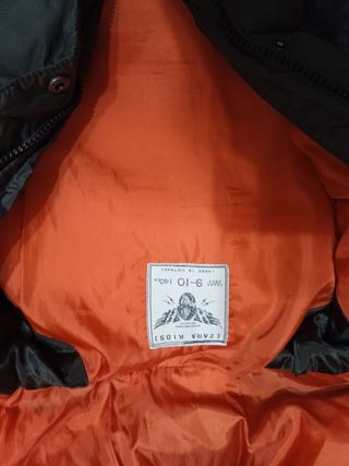 Chaqueta de invierno con capucha.
Talla 9-10 años