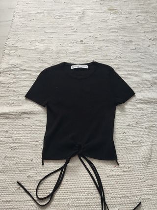 Camiseta Bershka negra corta con cordones