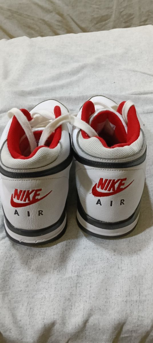 Zapatos Nike Jordan Negros y Rojos 
