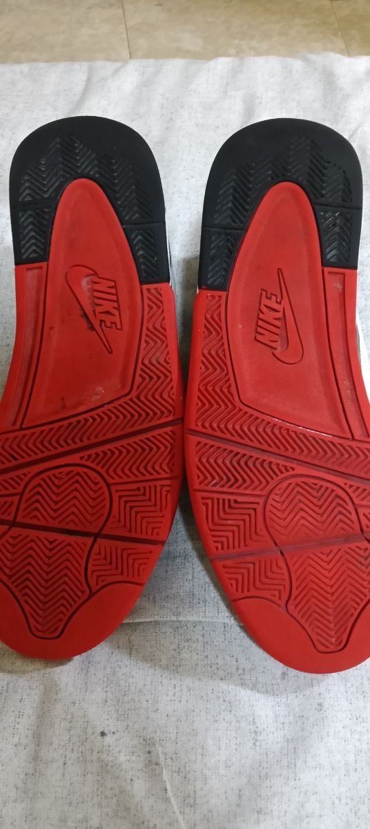 Zapatos Nike Jordan Negros y Rojos 
