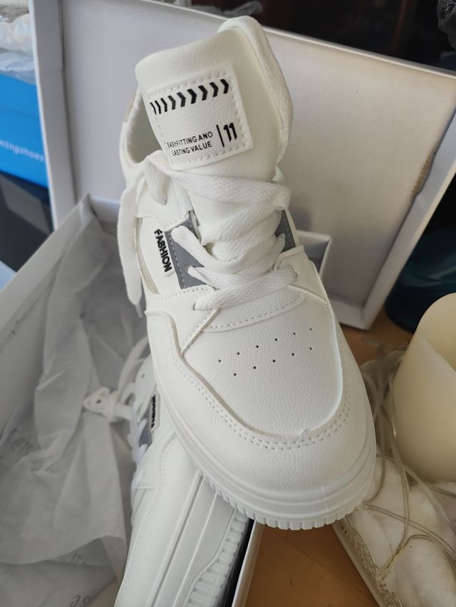 Sneakers bianche alla moda