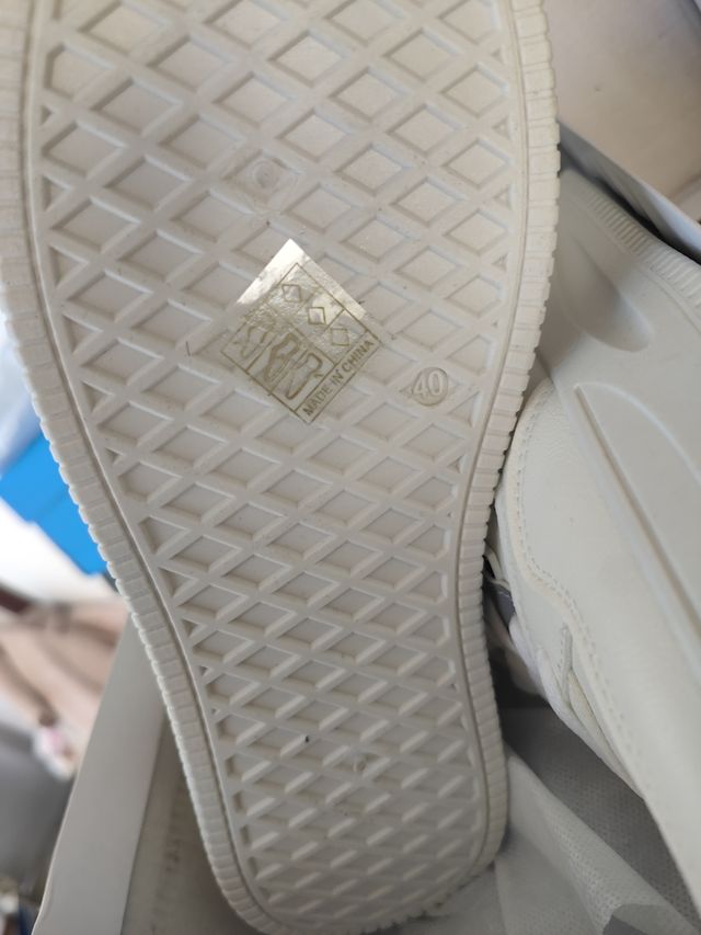 Sneakers bianche alla moda