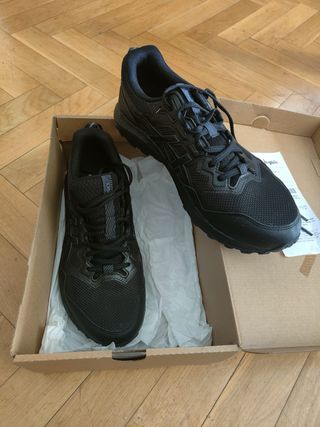Zapatillas de montaña ASICS negras