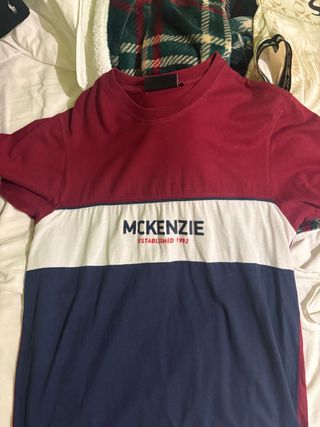 Camiseta McKenzie azul, roja y blanca
