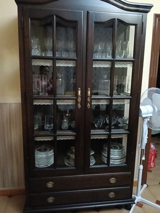 Vitrina de madera con puertas de cristal
