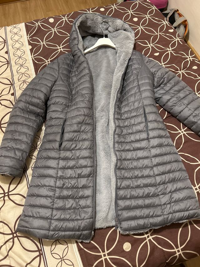 Abrigo reversible acolchado gris y pelo
