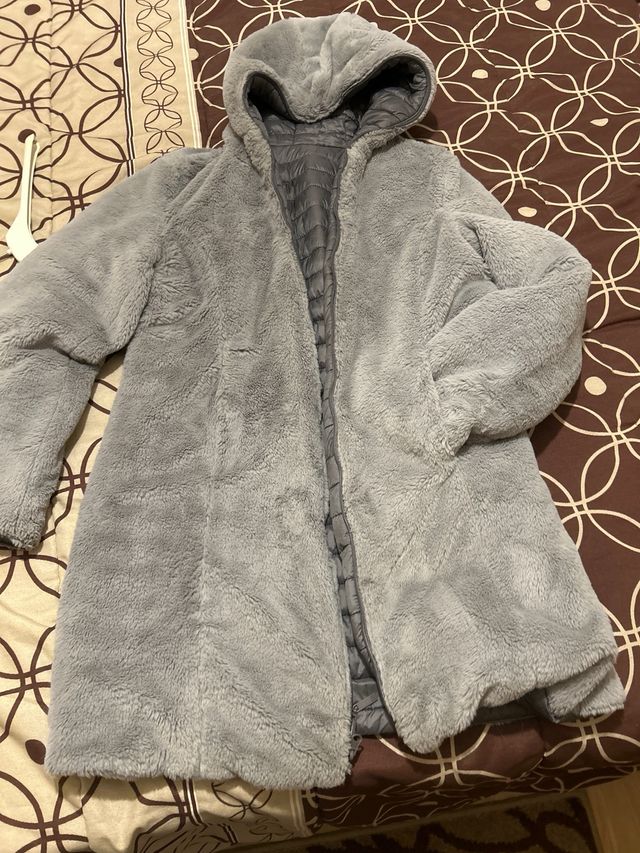 Abrigo reversible acolchado gris y pelo