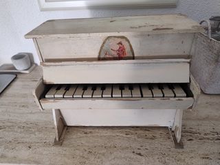 Piano antiguo decorativo
