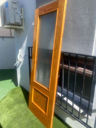 Puerta de pino con cristal