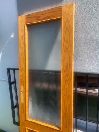 Puerta de pino con cristal