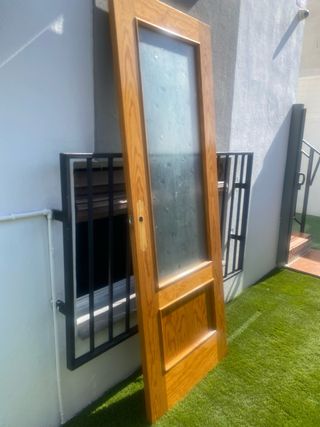 Puerta de pino con cristal