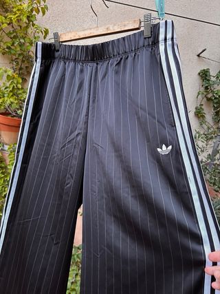 Pantalones Adidas a rayas negros y blancos