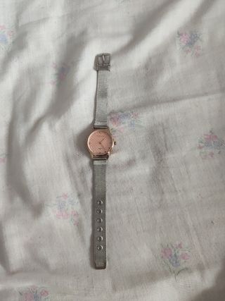 Reloj de pulsera plateado y rosa
