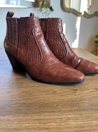 Botines Mango efecto piel cocodrilo marrones