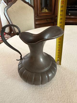 Vaso in peltro con manico