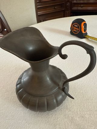 Vaso in peltro con manico