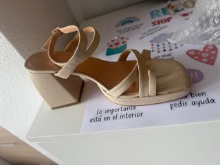 Sandalia tacón color champagne puesto solo una vez