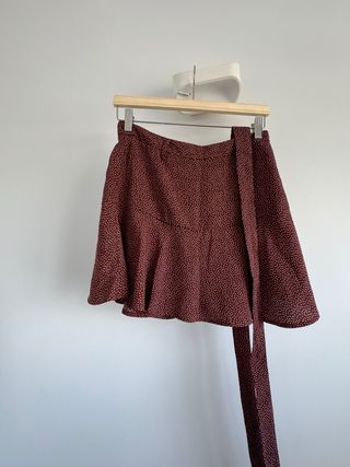 Falda corta Stradivarius roja lunares