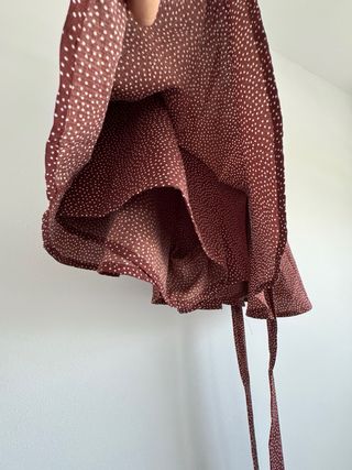 Falda corta Stradivarius roja lunares