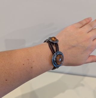 Pulsera de cuero con piedras y cierre tipo botón