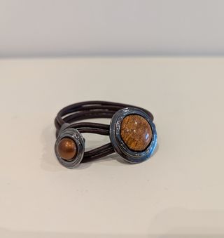 Pulsera de cuero con piedras y cierre tipo botón