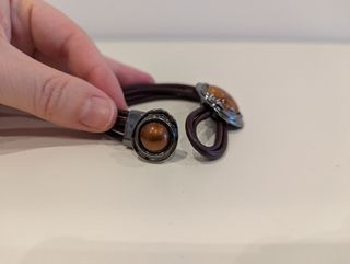 Pulsera de cuero con piedras y cierre tipo botón