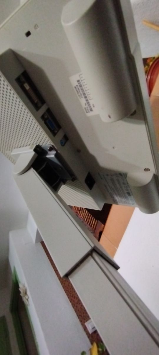 Pantalla PC con altavoces integrados