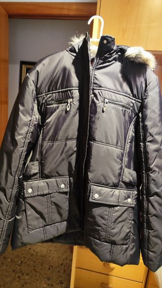 Chaquetón negro con capucha y pelo