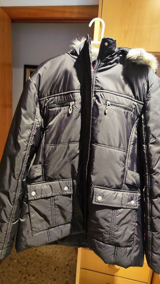 Chaquetón negro con capucha y pelo