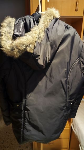 Chaquetón negro con capucha y pelo