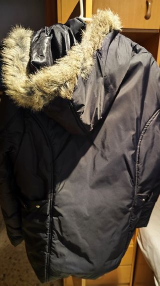 Chaquetón negro con capucha y pelo