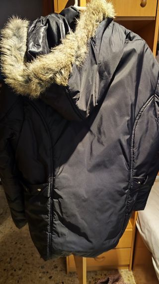 Chaquetón negro con capucha y pelo