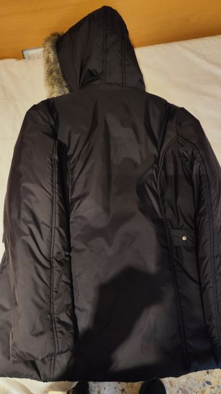 Chaquetón negro con capucha y pelo