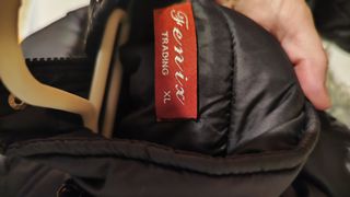 Chaquetón negro con capucha y pelo