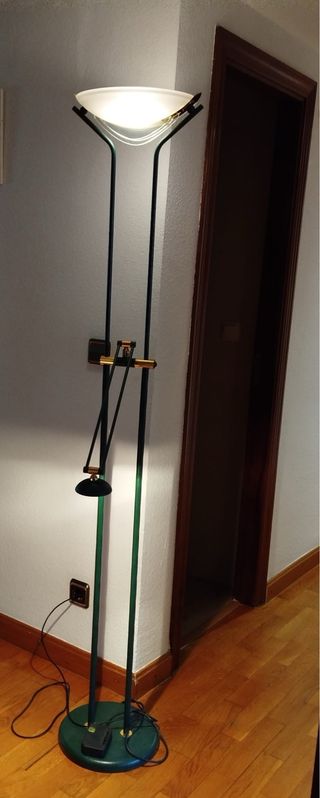 Lámpara de pie verde y dorada