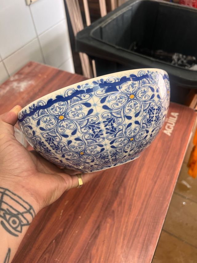 Bol de cerámica con diseño azul y blanco