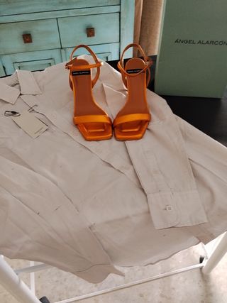 Sandalias Ángel Alarcón doradas/naranja+camisa de 
