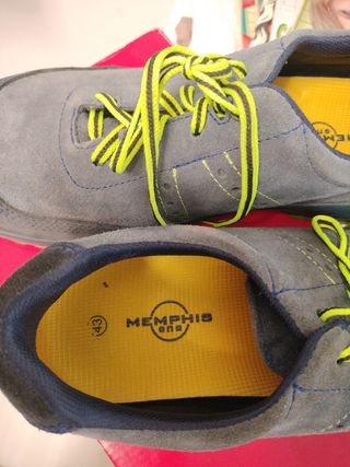 Zapatos de seguridad grises y verdes.