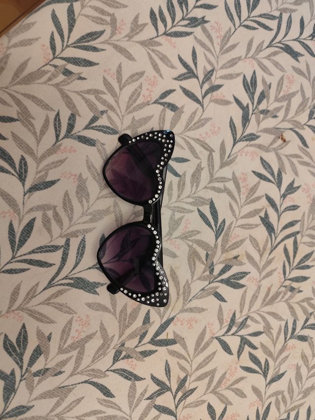 Gafas de sol corazón negras y circonitas