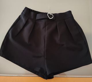 Pantalón corto negro con cinturón