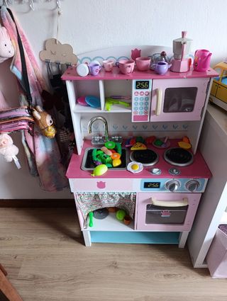 Cocinita de juguete rosa