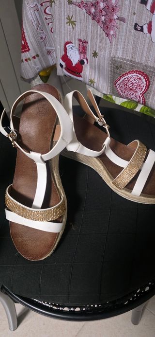 Sandalias de cuña blancas y doradas